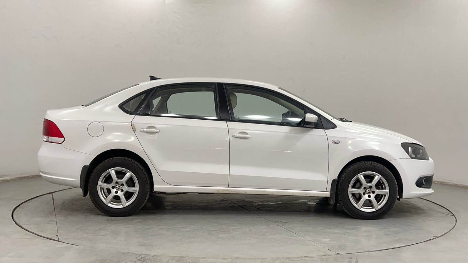 Used 2013 Volkswagen Vento Highline Petrol Petrol Manual exterior RIGHT SIDE VIEW