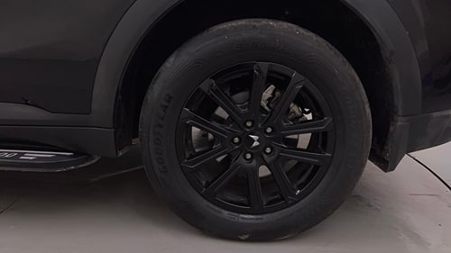 Used 2025 Mahindra XUV700 AX7 Luxury Pack Petrol AT 7 STR Petrol Automatic tyres LEFT REAR TYRE RIM VIEW