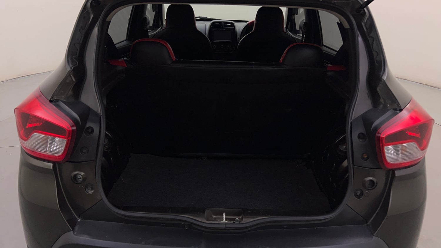 Used 2018 Renault Kwid 1.0 RXT Petrol Manual interior DICKY INSIDE VIEW