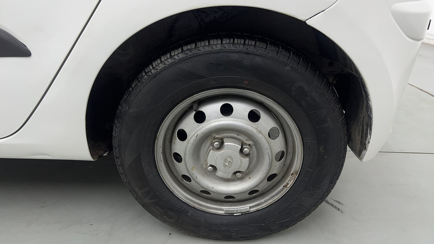Used 2015 Hyundai i10 Magna 1.1 iRDE2 Petrol Manual tyres LEFT REAR TYRE RIM VIEW