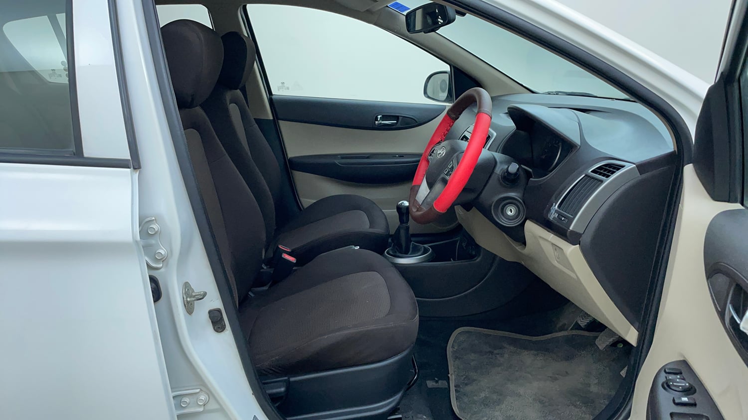 Used 2013 Hyundai i20 Sportz 1.2 Petrol Manual interior RIGHT SIDE FRONT DOOR CABIN VIEW