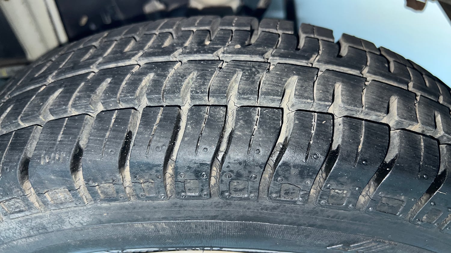 Used 2013 Maruti Suzuki Alto 800 Lxi Petrol Manual tyres LEFT REAR TYRE TREAD VIEW