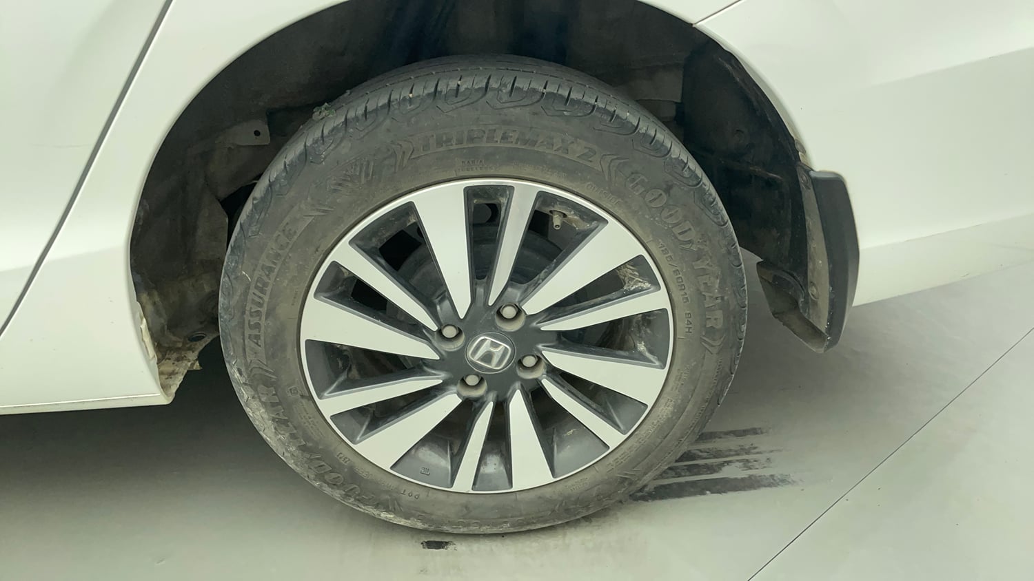 Used 2024 Honda City V Petrol MT Petrol Manual tyres LEFT REAR TYRE RIM VIEW