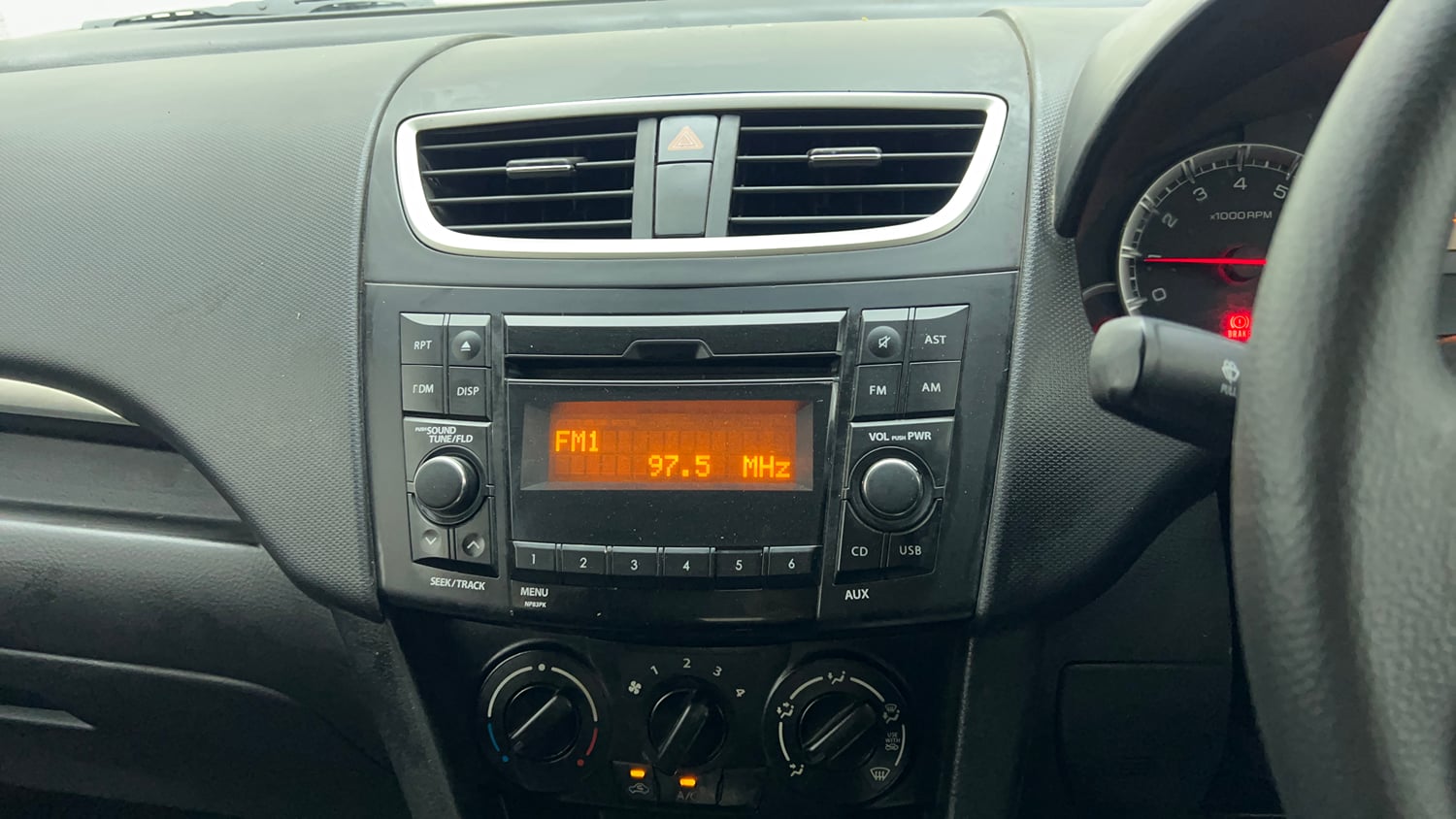 Used 2015 Maruti Suzuki Swift VXi Petrol Manual top_features Integrated (in-dash) music system