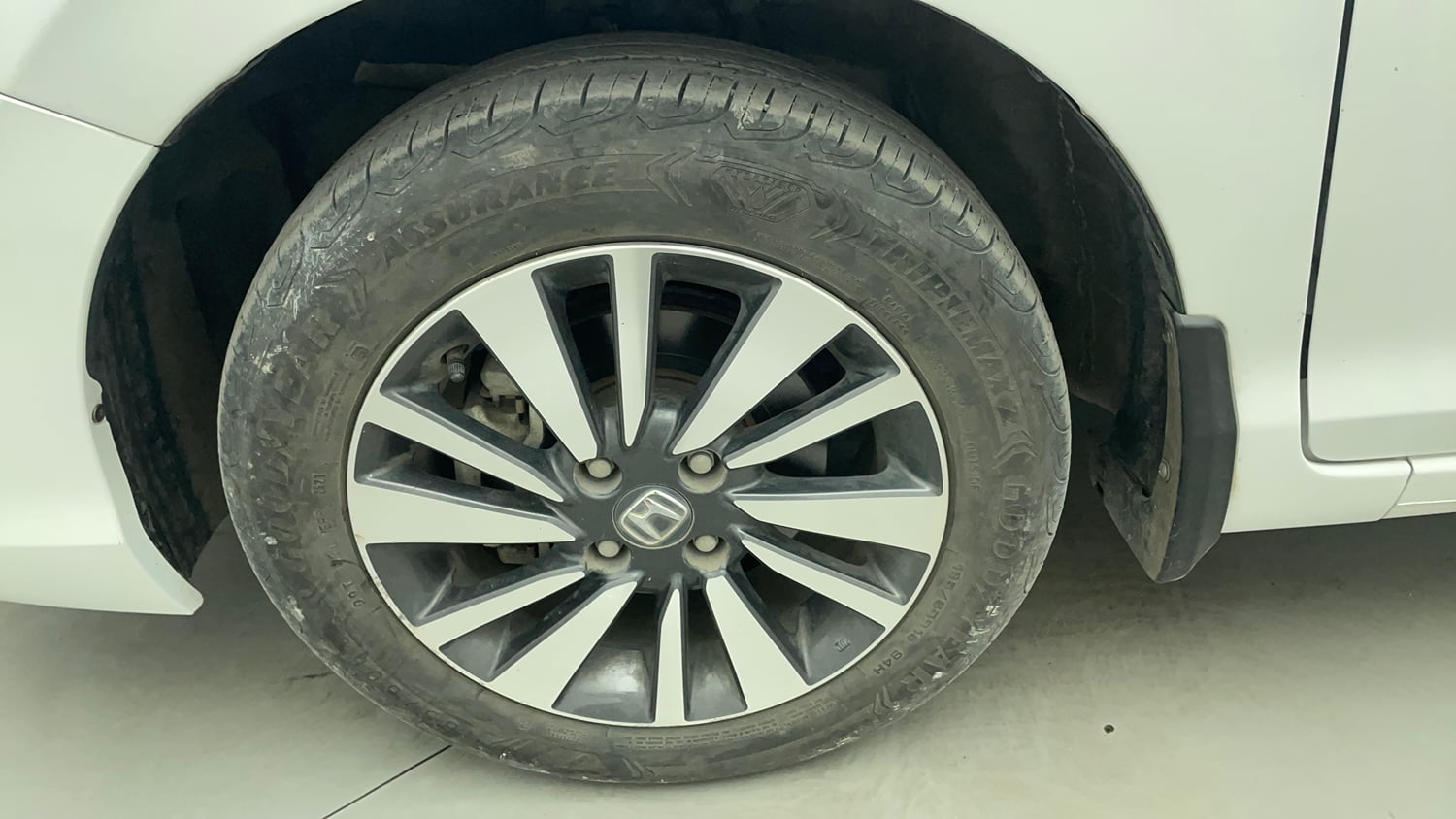 Used 2024 Honda City V Petrol MT Petrol Manual tyres LEFT FRONT TYRE RIM VIEW
