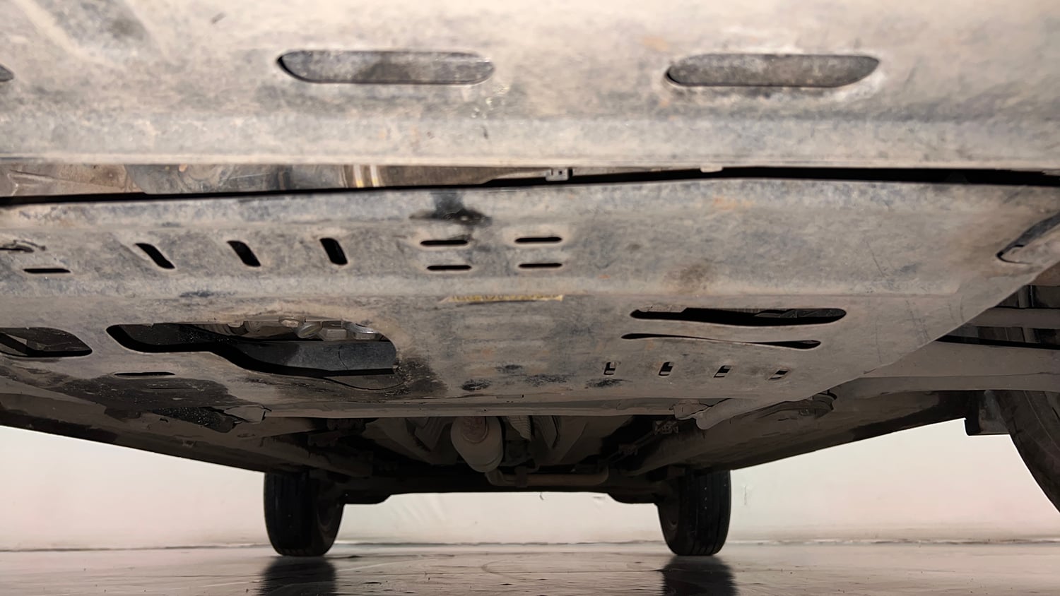 Used 2023 Renault Kiger RXZ AMT Dual Tone Petrol Automatic extra FRONT LEFT UNDERBODY VIEW