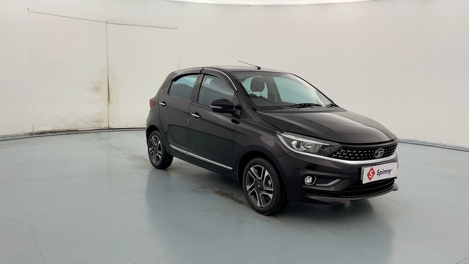 Used 2023 Tata Tiago XZ Plus Petrol Manual exterior RIGHT FRONT CORNER VIEW