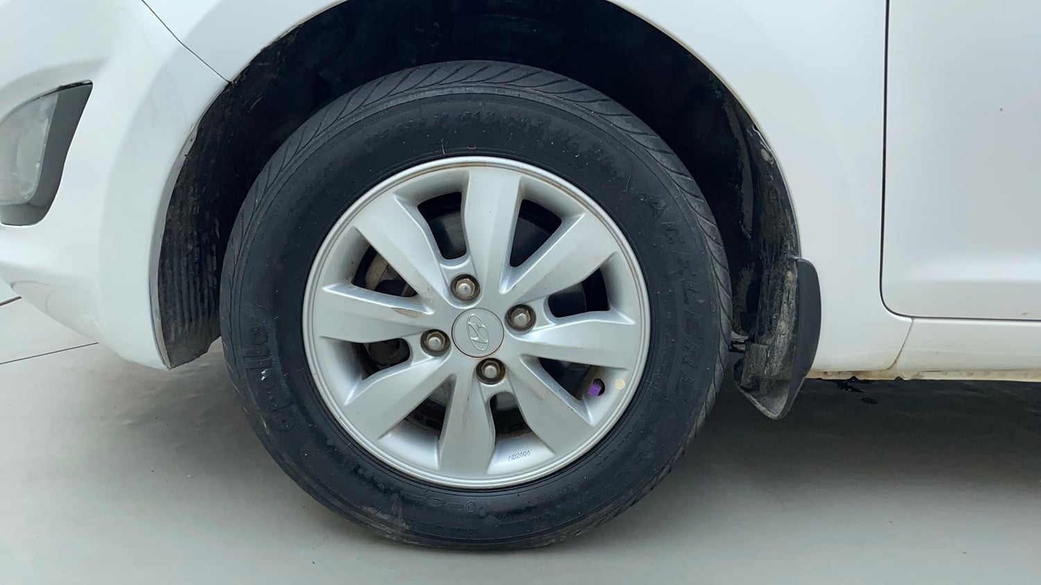 Used 2013 Hyundai i20 Sportz 1.2 Petrol Manual tyres LEFT FRONT TYRE RIM VIEW