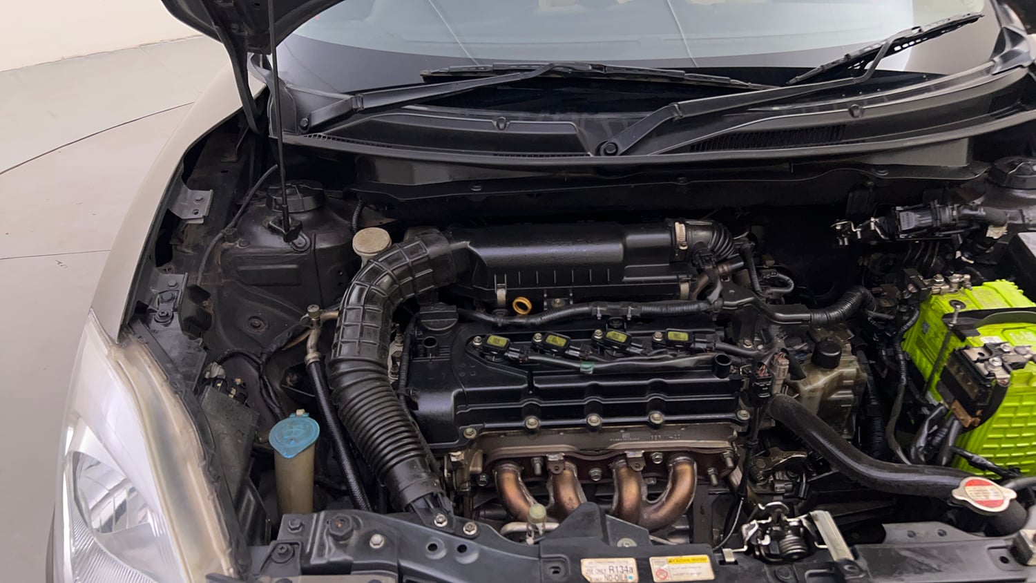 Used 2018 Maruti Suzuki Swift ZXi AMT Petrol Automatic engine ENGINE RIGHT SIDE HINGE & APRON VIEW
