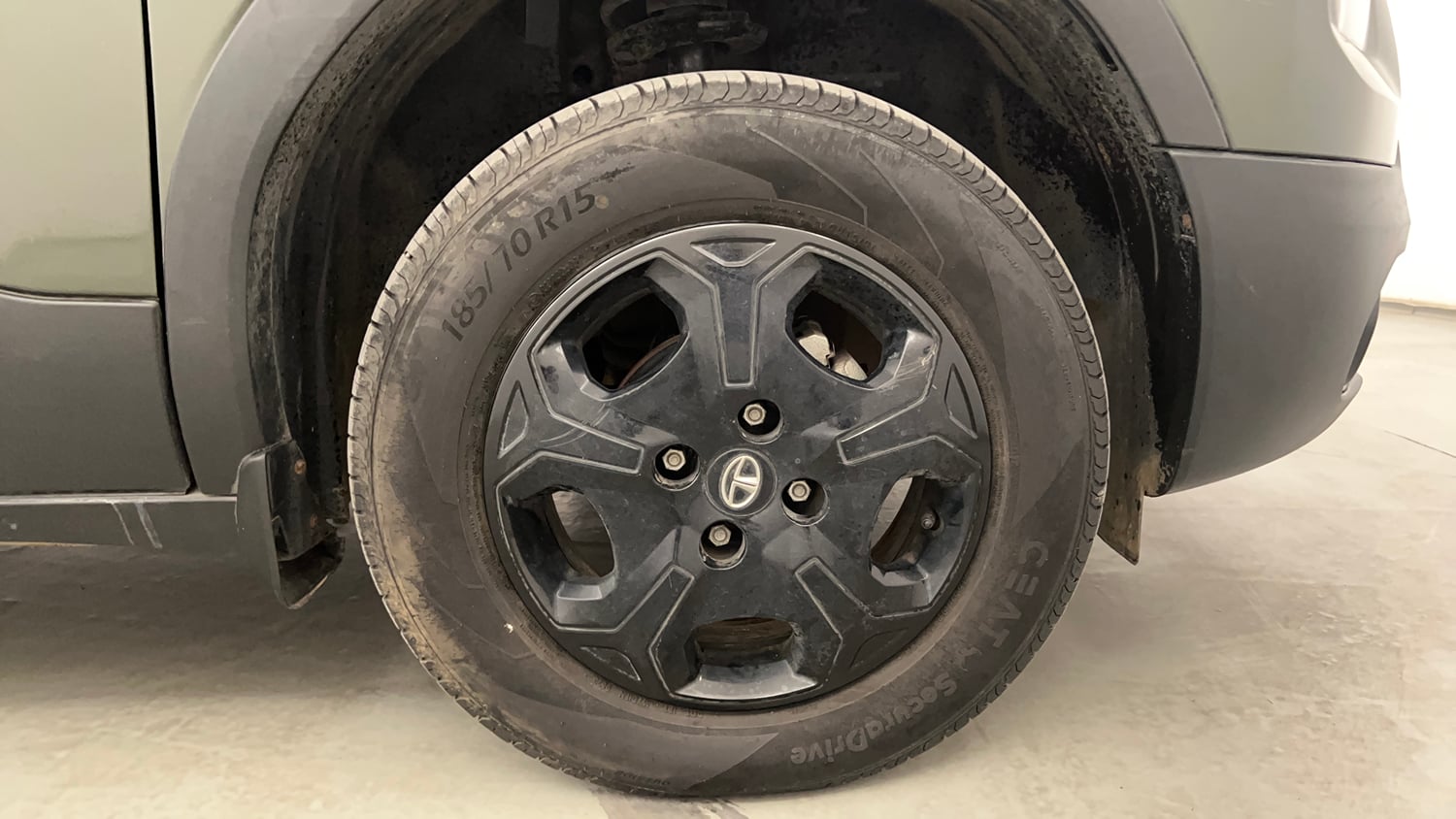 Used 2023 Tata Punch Camo Accomplished MT Petrol Manual tyres RIGHT FRONT TYRE RIM VIEW