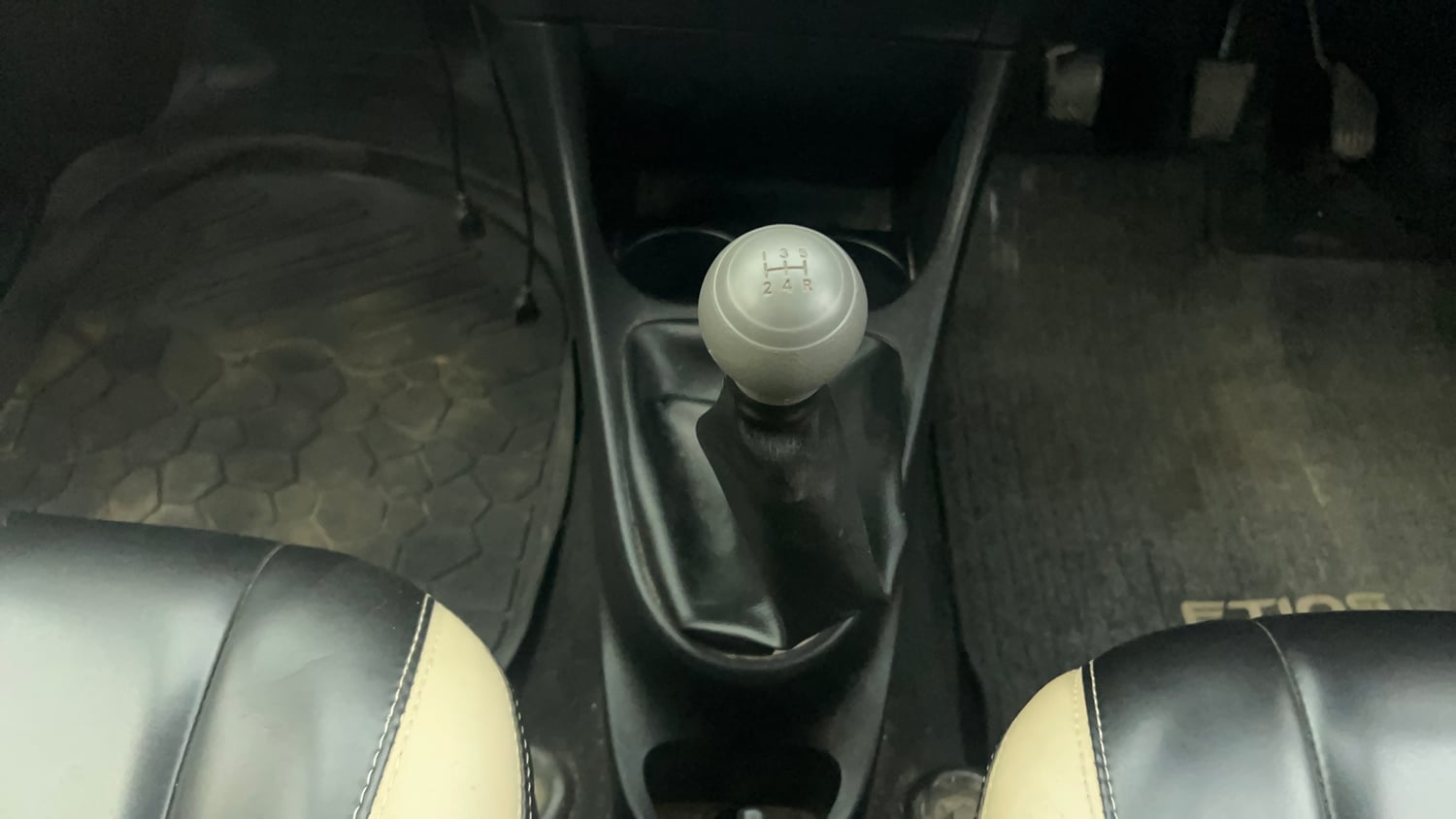 Used 2017 Toyota Platinum Etios V Petrol Manual interior GEAR  KNOB VIEW
