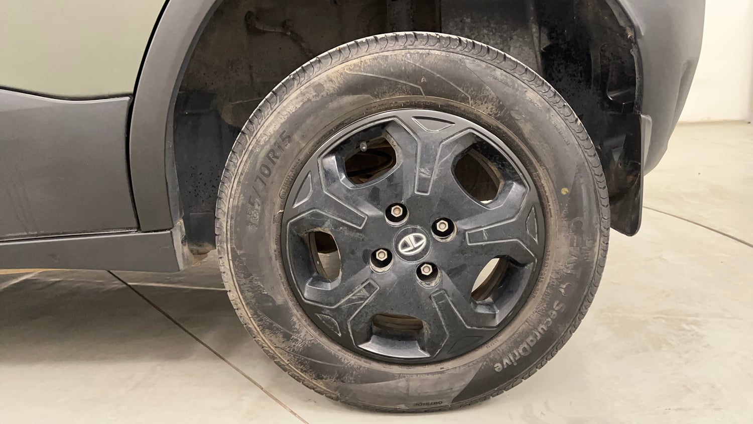 Used 2023 Tata Punch Camo Accomplished MT Petrol Manual tyres LEFT REAR TYRE RIM VIEW