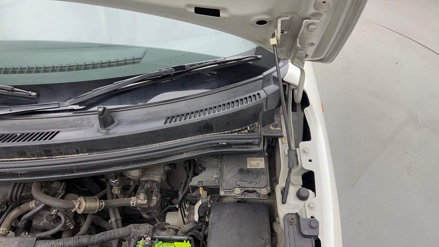 Used 2022 Maruti Suzuki Wagon R LXi (O) 1.0 CNG Cng Manual engine ENGINE LEFT SIDE HINGE & APRON VIEW