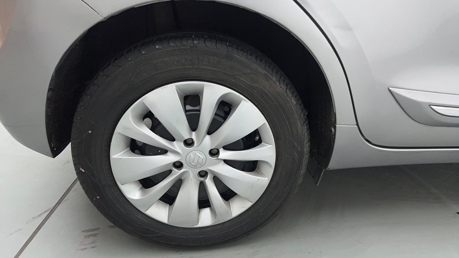Used 2016 Maruti Suzuki Baleno Delta 1.2 AT Petrol Automatic tyres RIGHT REAR TYRE RIM VIEW