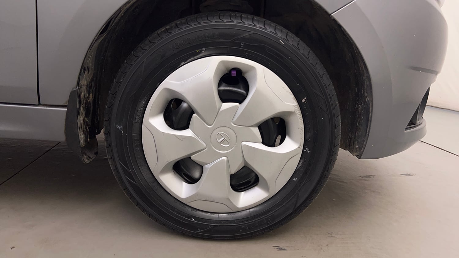 Used 2018 Tata Tigor Revotron XTA Petrol Automatic tyres RIGHT FRONT TYRE RIM VIEW