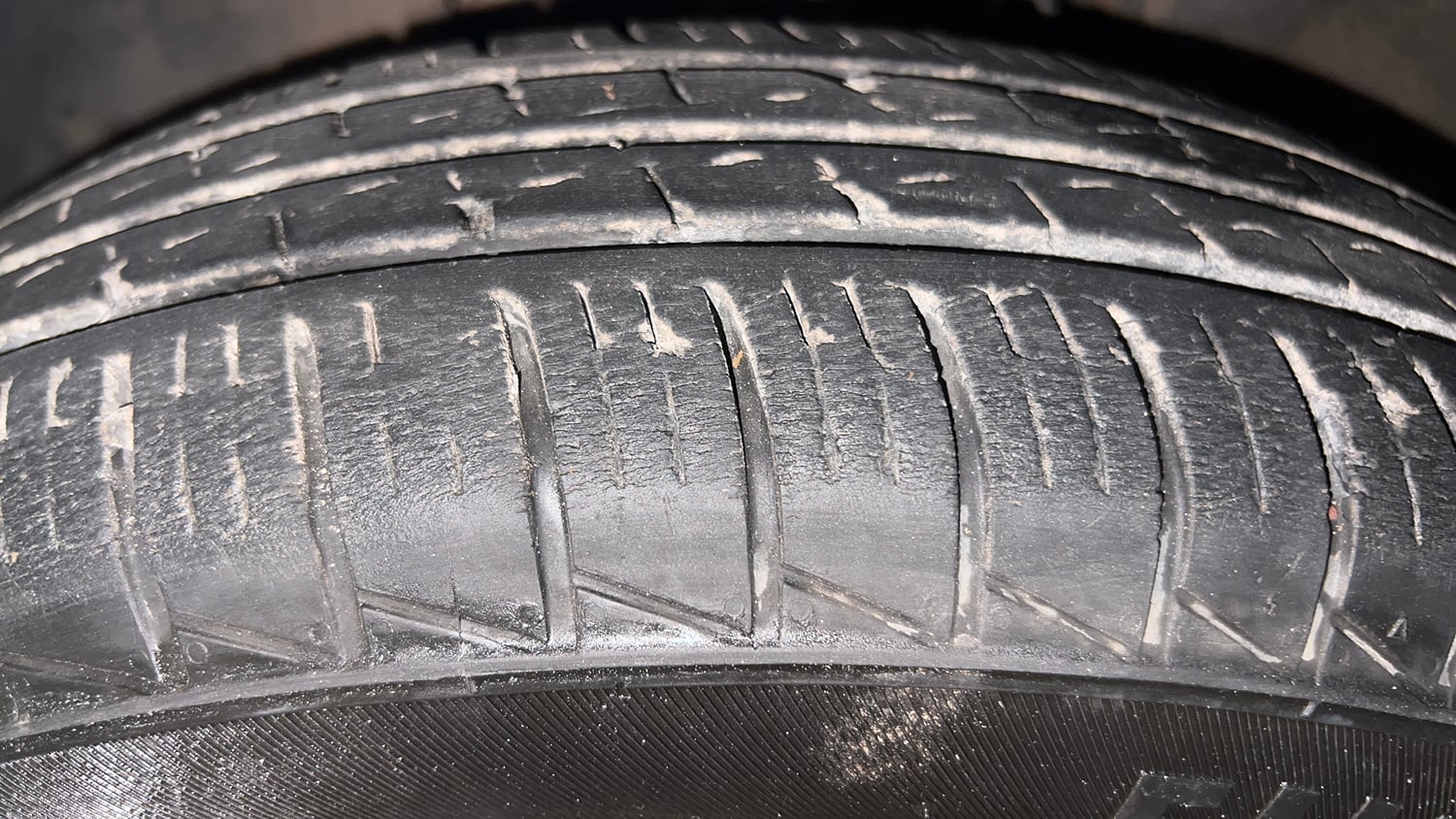 Used 2020 Renault Triber RXL EASY-R AMT Petrol Automatic tyres LEFT FRONT TYRE TREAD VIEW