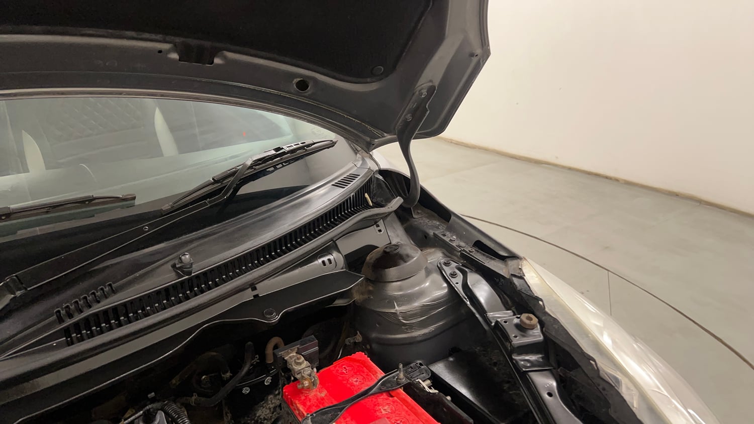 Used 2017 Maruti Suzuki Swift VXi Petrol Manual engine ENGINE LEFT SIDE HINGE & APRON VIEW