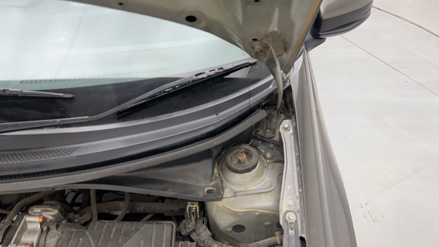 Used 2015 Honda Amaze 1.2 VX i-VTEC Petrol Manual engine ENGINE LEFT SIDE HINGE & APRON VIEW