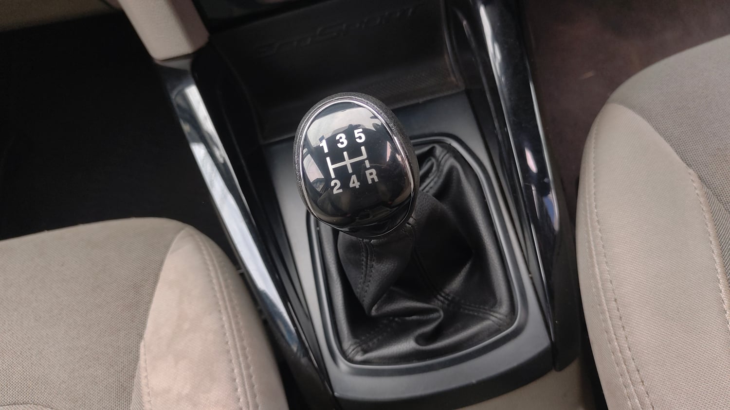 Used 2014 Ford EcoSport Trend 1.5 Ti-VCT Petrol Manual interior GEAR  KNOB VIEW