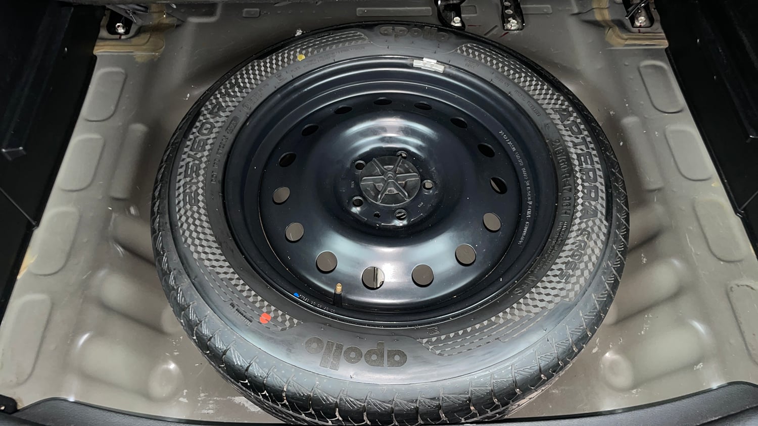 Used 2023 Maruti Suzuki Grand Vitara Zeta Smart Hybrid Petrol Manual tyres SPARE TYRE VIEW