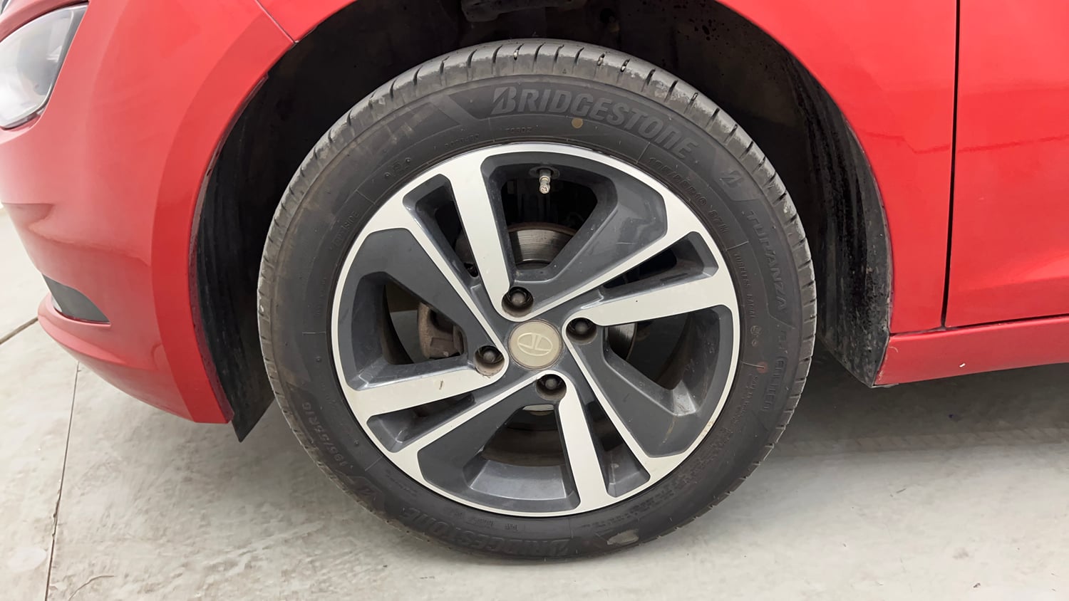 Used 2021 Tata Altroz XZ Petrol Petrol Manual tyres LEFT FRONT TYRE RIM VIEW