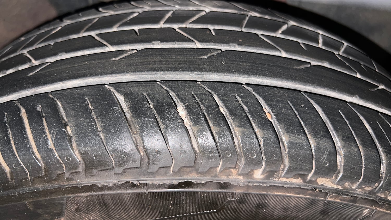 Used 2023 Renault Kiger RXZ AMT Dual Tone Petrol Automatic tyres RIGHT FRONT TYRE TREAD VIEW
