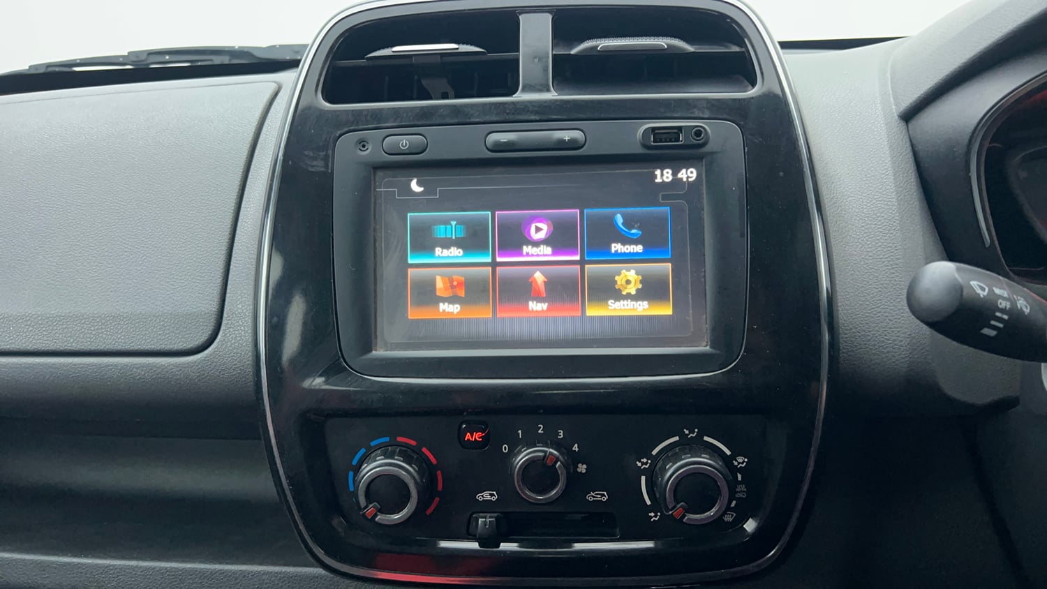 Used 2017 Renault Kwid 1.0 RXT AMT Petrol Automatic interior MUSIC SYSTEM & AC CONTROL VIEW