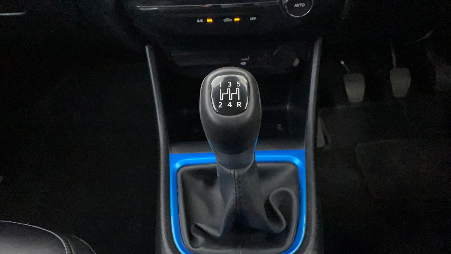 Used 2022 Tata Punch Creative Dual Tone Petrol Manual interior GEAR  KNOB VIEW