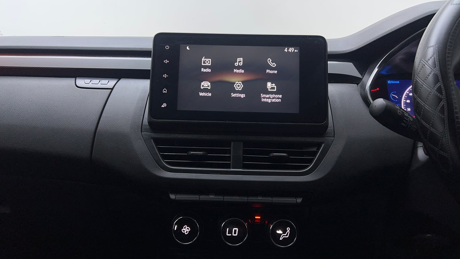 Used 2022 Renault Kiger RXZ 1.0 Turbo MT Petrol Manual interior MUSIC SYSTEM & AC CONTROL VIEW
