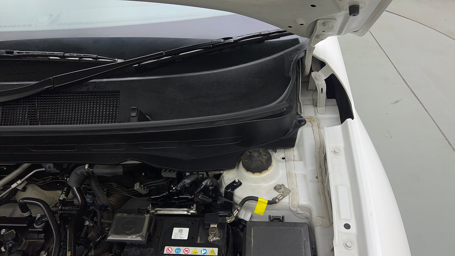 Used 2025 Hyundai Venue S (O) Plus 1.2 Petrol Petrol Manual engine ENGINE LEFT SIDE HINGE & APRON VIEW