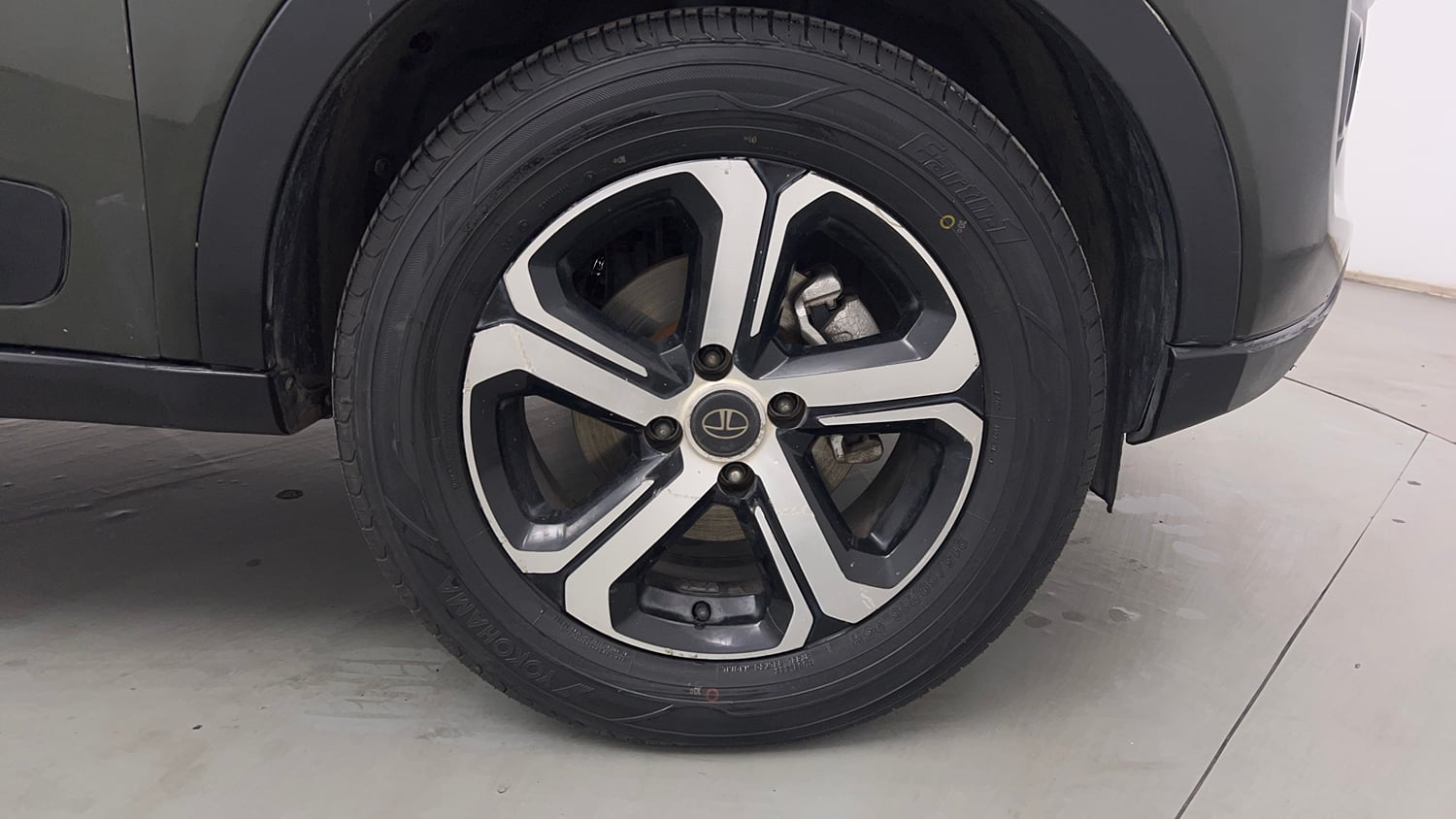 Used 2022 Tata Nexon XZA Plus Diesel Diesel Automatic tyres RIGHT FRONT TYRE RIM VIEW