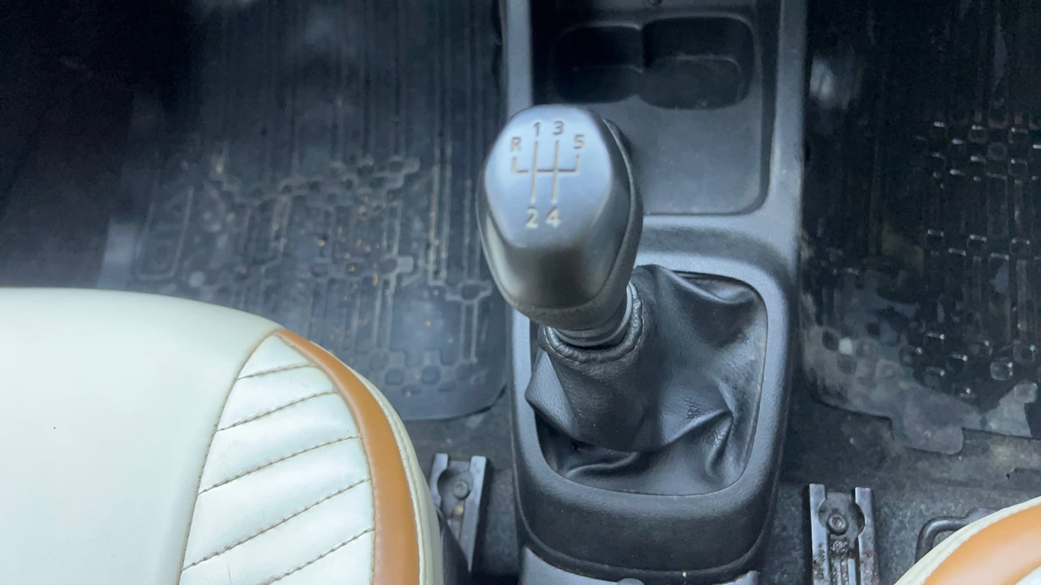 Used 2017 Renault Kwid 1.0 RXT Petrol Manual interior GEAR  KNOB VIEW