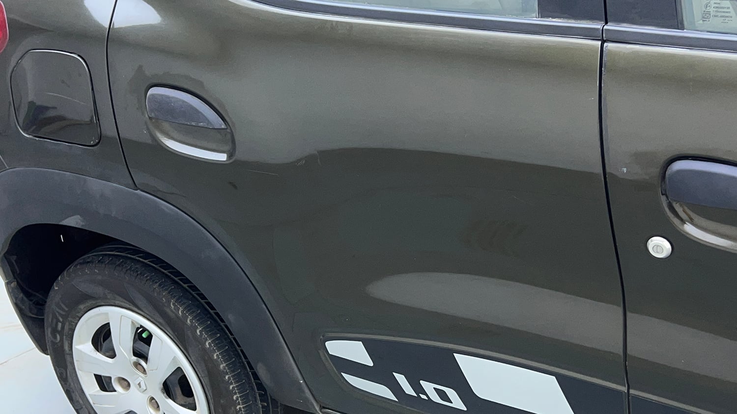 Used 2017 Renault Kwid 1.0 RXT Petrol Manual dents MINOR SCRATCH