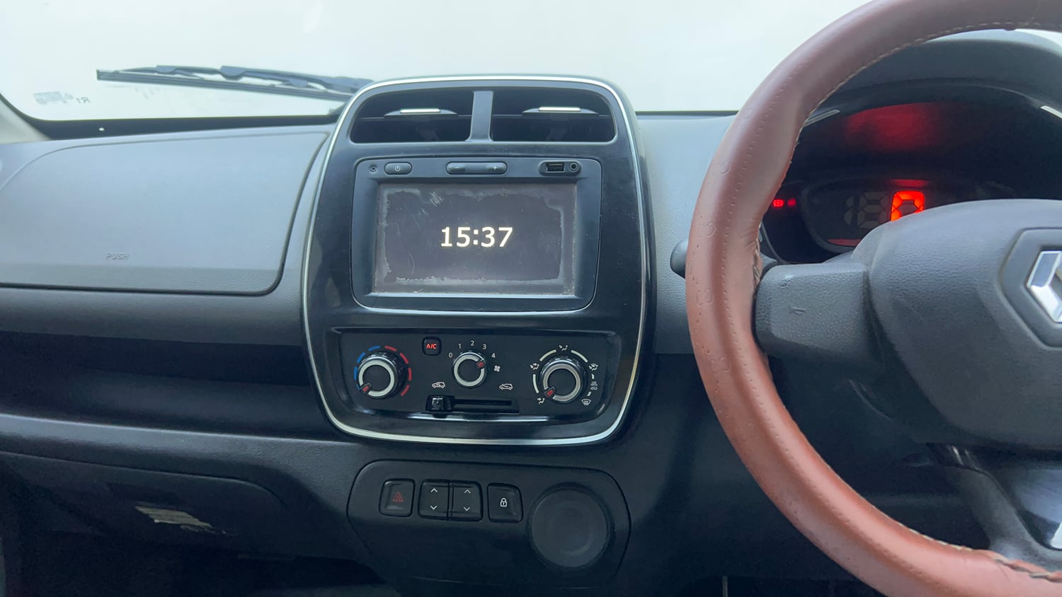 Used 2017 Renault Kwid 1.0 RXT Petrol Manual interior MUSIC SYSTEM & AC CONTROL VIEW