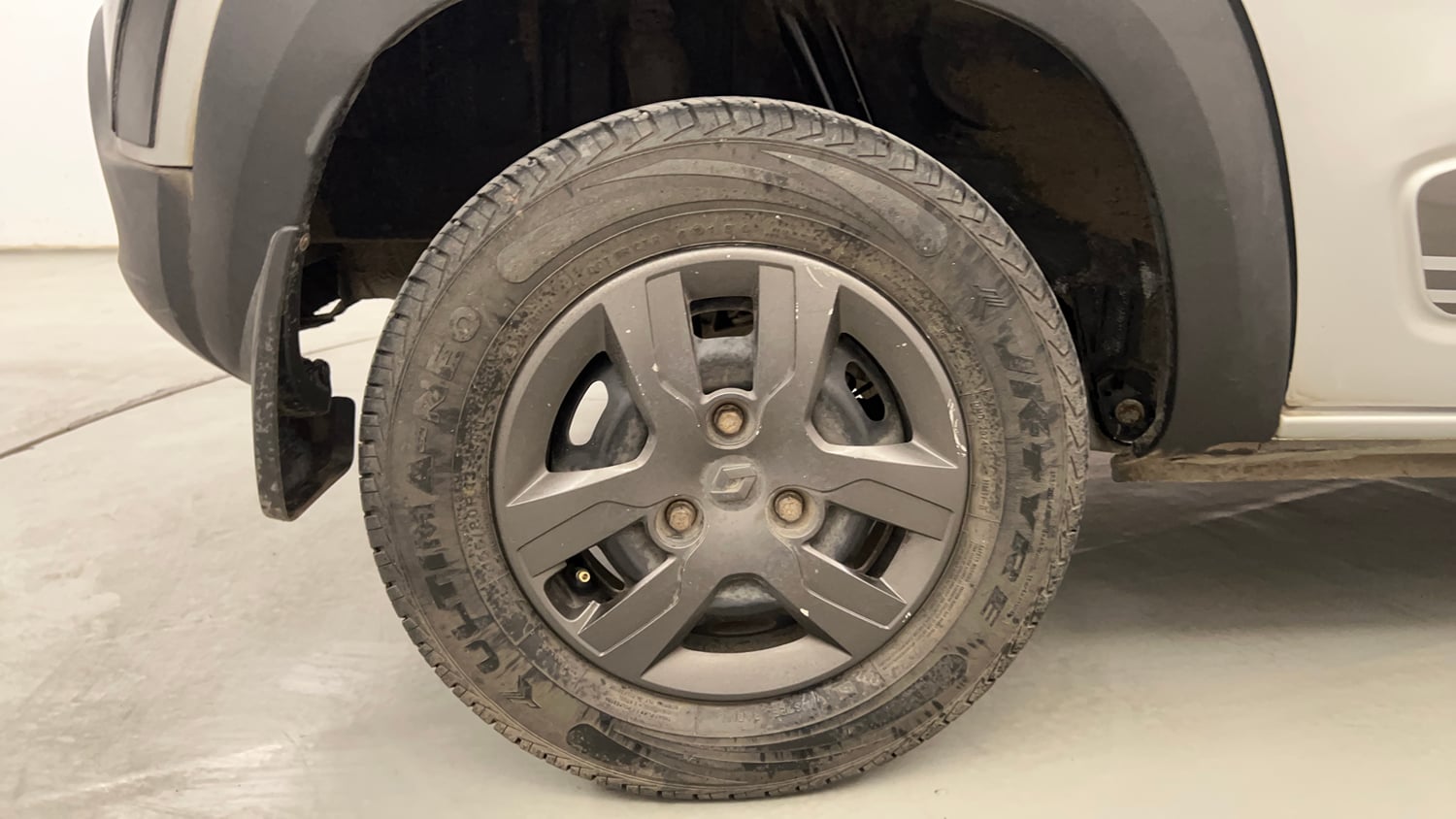 Used 2019 Renault Kwid 1.0 RXT AMT Opt Petrol Automatic tyres RIGHT REAR TYRE RIM VIEW