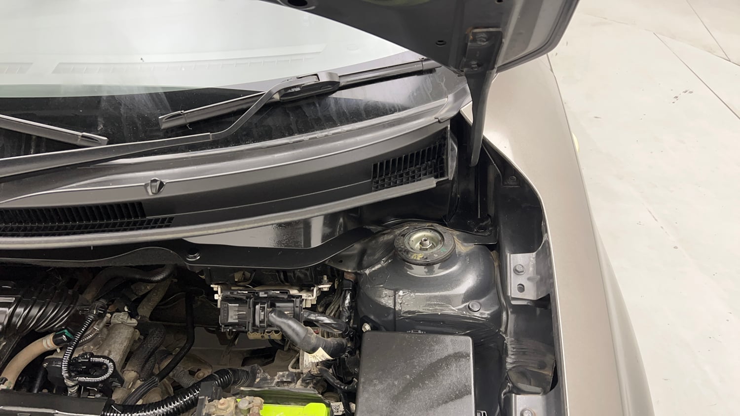 Used 2020 Maruti Suzuki Swift LXi Petrol Manual engine ENGINE LEFT SIDE HINGE & APRON VIEW