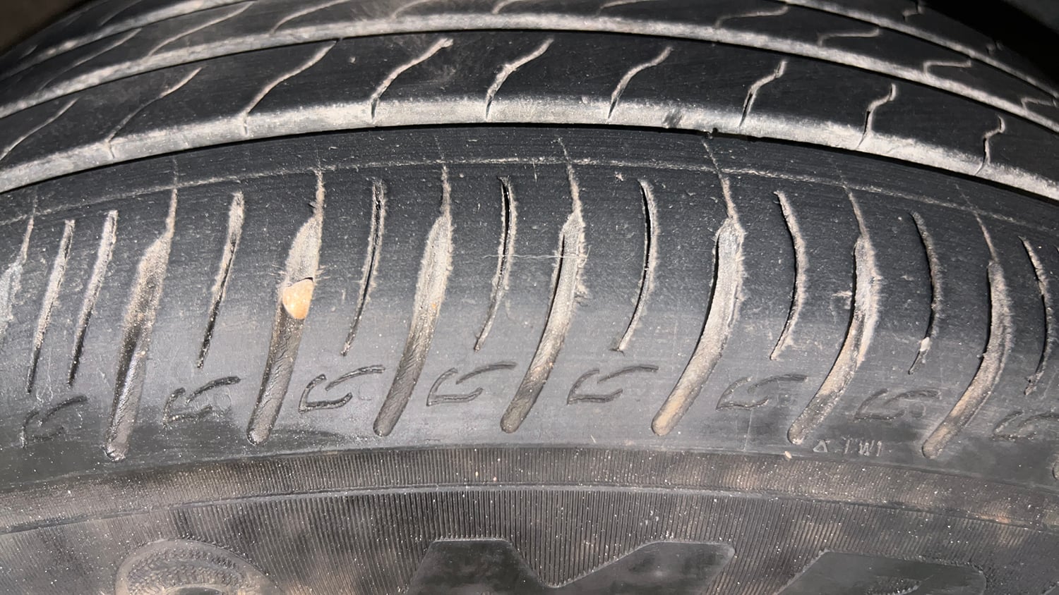 Used 2022 Kia Sonet Anniversary Edition 1.0 iMT Petrol Manual tyres RIGHT FRONT TYRE TREAD VIEW