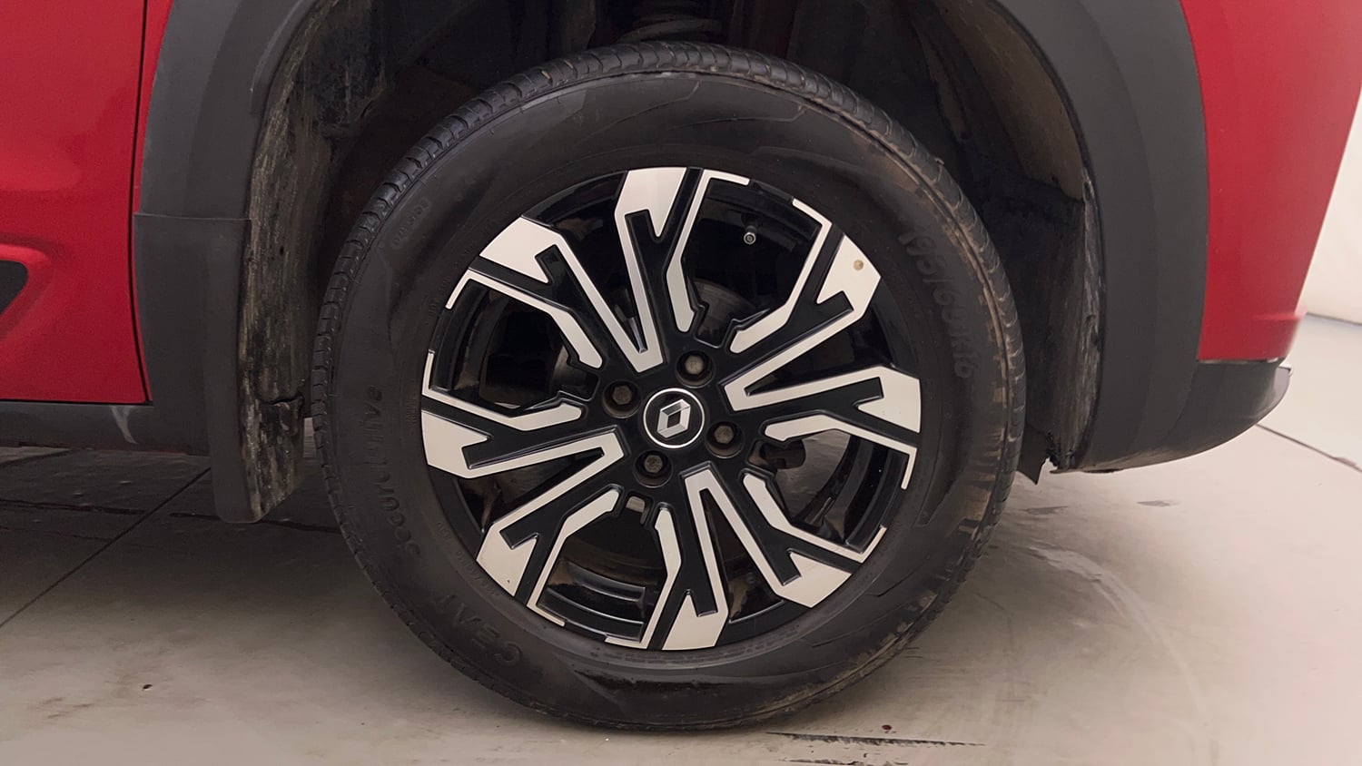 Used 2023 Renault Kiger RXZ AMT Dual Tone Petrol Automatic tyres RIGHT FRONT TYRE RIM VIEW