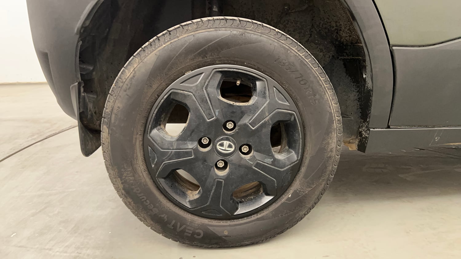 Used 2023 Tata Punch Camo Accomplished MT Petrol Manual tyres RIGHT REAR TYRE RIM VIEW