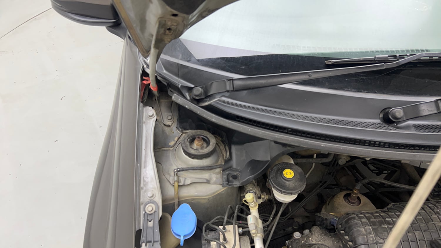 Used 2015 Honda Amaze 1.2 VX i-VTEC Petrol Manual engine ENGINE RIGHT SIDE HINGE & APRON VIEW