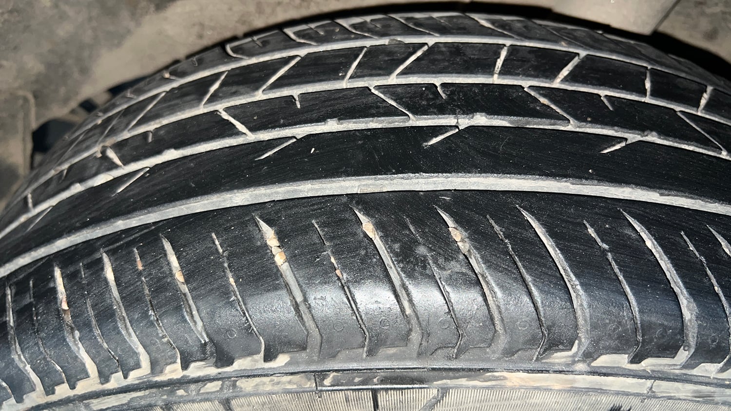 Used 2022 Renault Kiger RXZ 1.0 Turbo MT Petrol Manual tyres LEFT REAR TYRE TREAD VIEW
