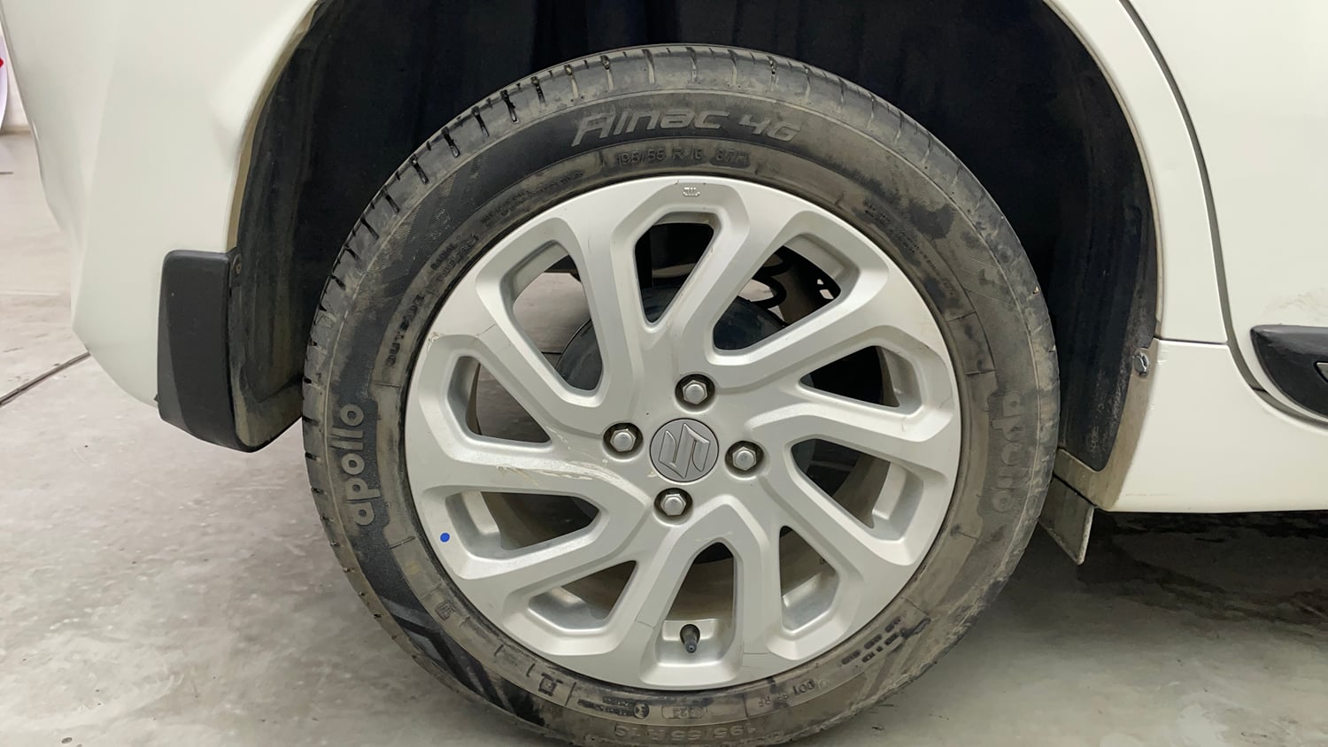 Used 2023 Maruti Suzuki Baleno Zeta AGS Petrol Automatic tyres RIGHT REAR TYRE RIM VIEW