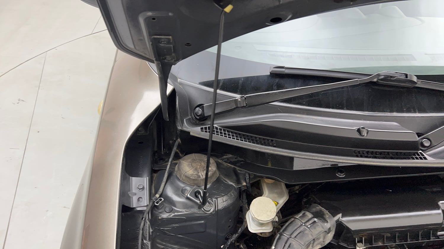 Used 2020 Maruti Suzuki Swift LXi Petrol Manual engine ENGINE RIGHT SIDE HINGE & APRON VIEW