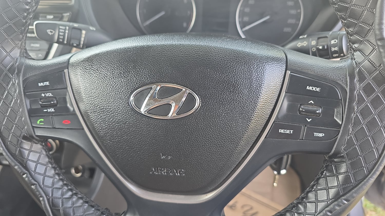 Used 2017 Hyundai Elite i20 Sportz 1.2 Petrol Manual top_features Steering mounted controls