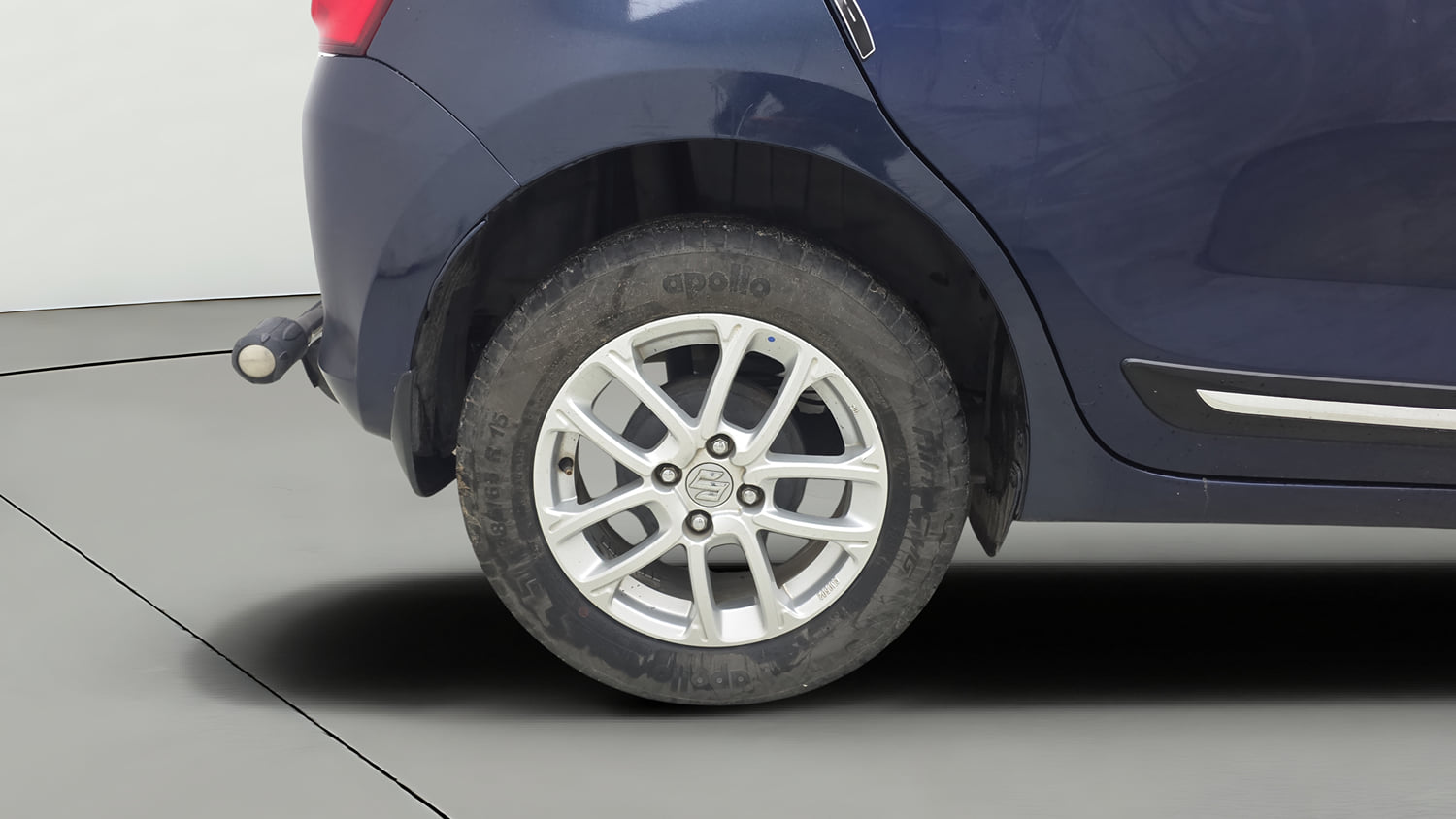 Used 2021 Maruti Suzuki Swift ZXi Petrol Manual tyres RIGHT REAR TYRE RIM VIEW