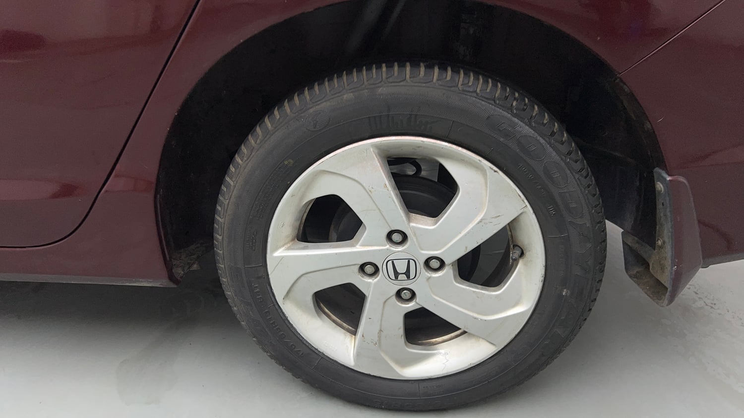 Used 2015 Honda City V Petrol Manual tyres LEFT REAR TYRE RIM VIEW