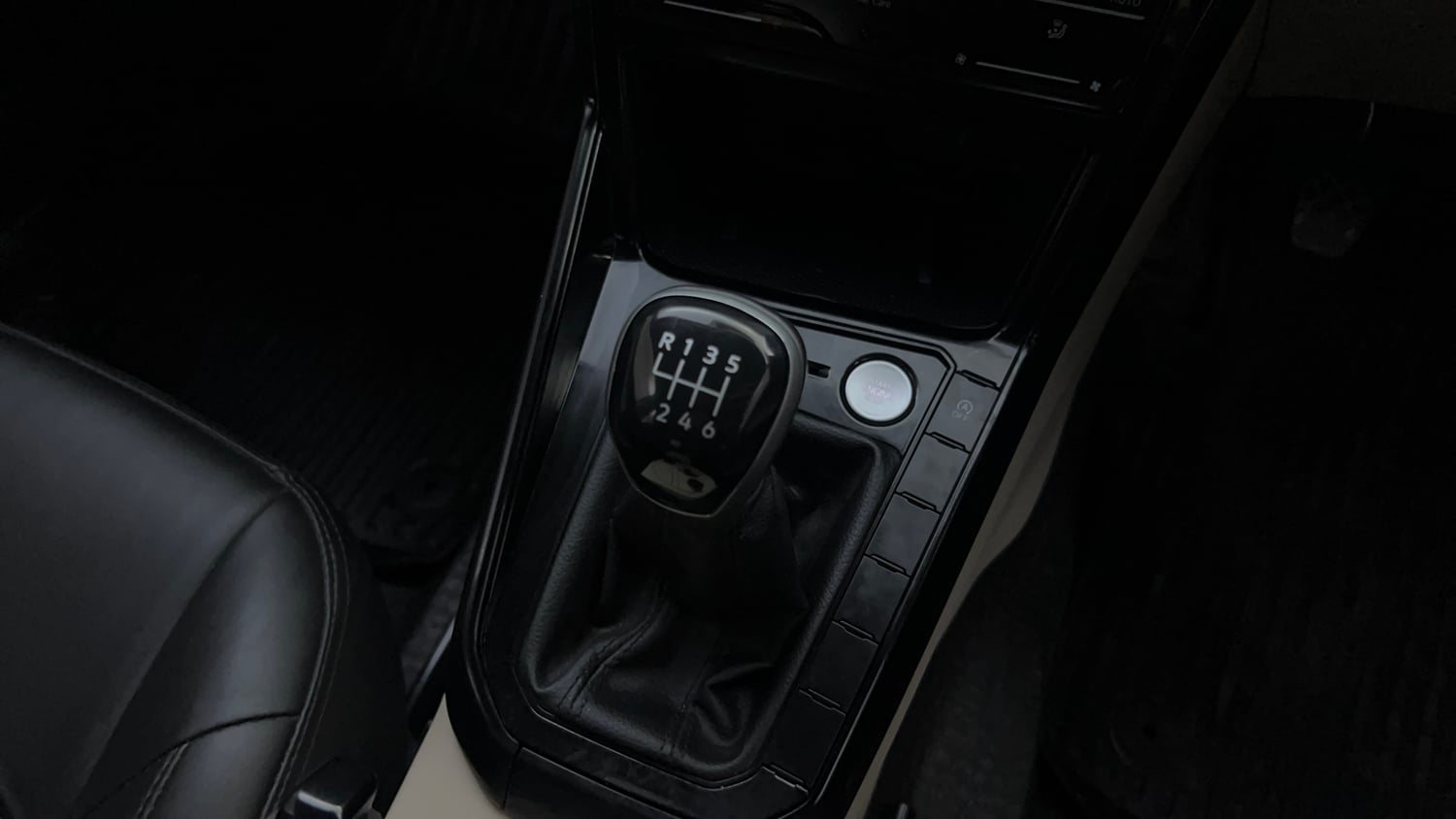 Used 2023 Volkswagen Virtus Highline 1.0 TSI MT Petrol Manual interior GEAR  KNOB VIEW
