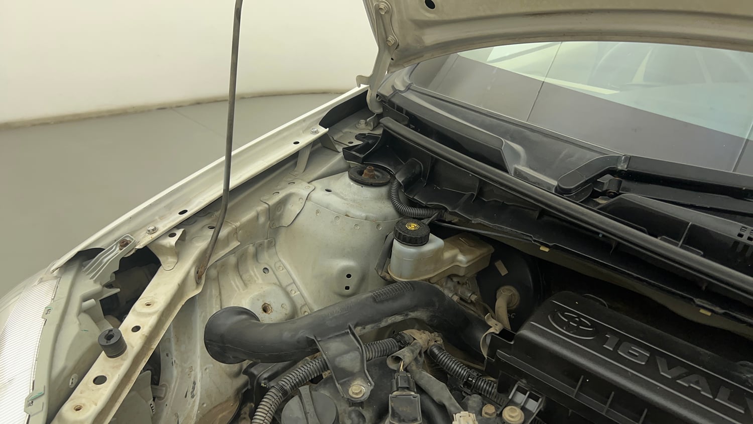 Used 2017 Toyota Platinum Etios V Petrol Manual engine ENGINE RIGHT SIDE HINGE & APRON VIEW