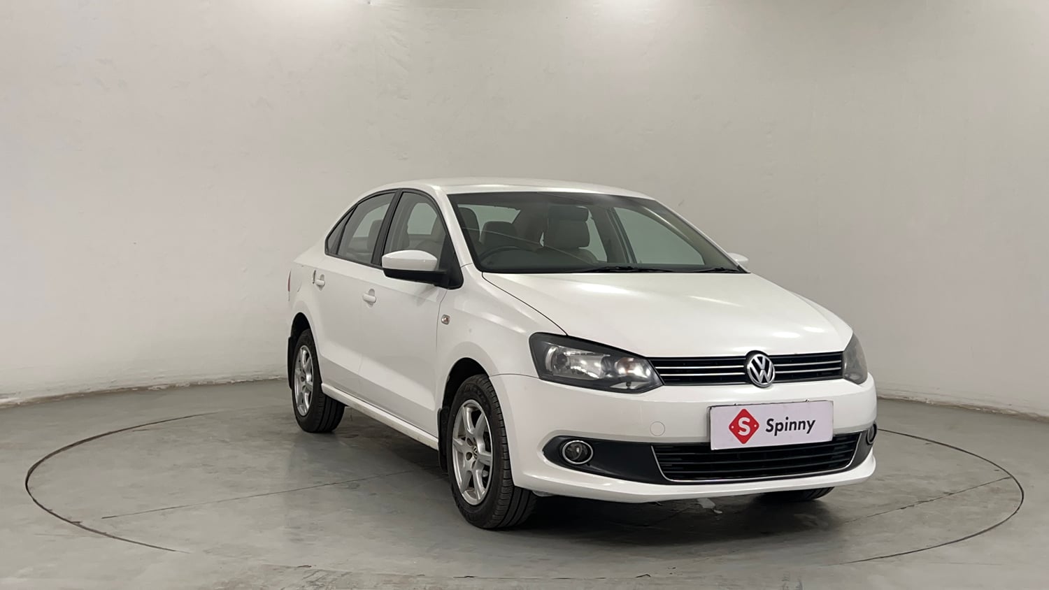 Used 2013 Volkswagen Vento Highline Petrol Petrol Manual exterior RIGHT FRONT CORNER VIEW