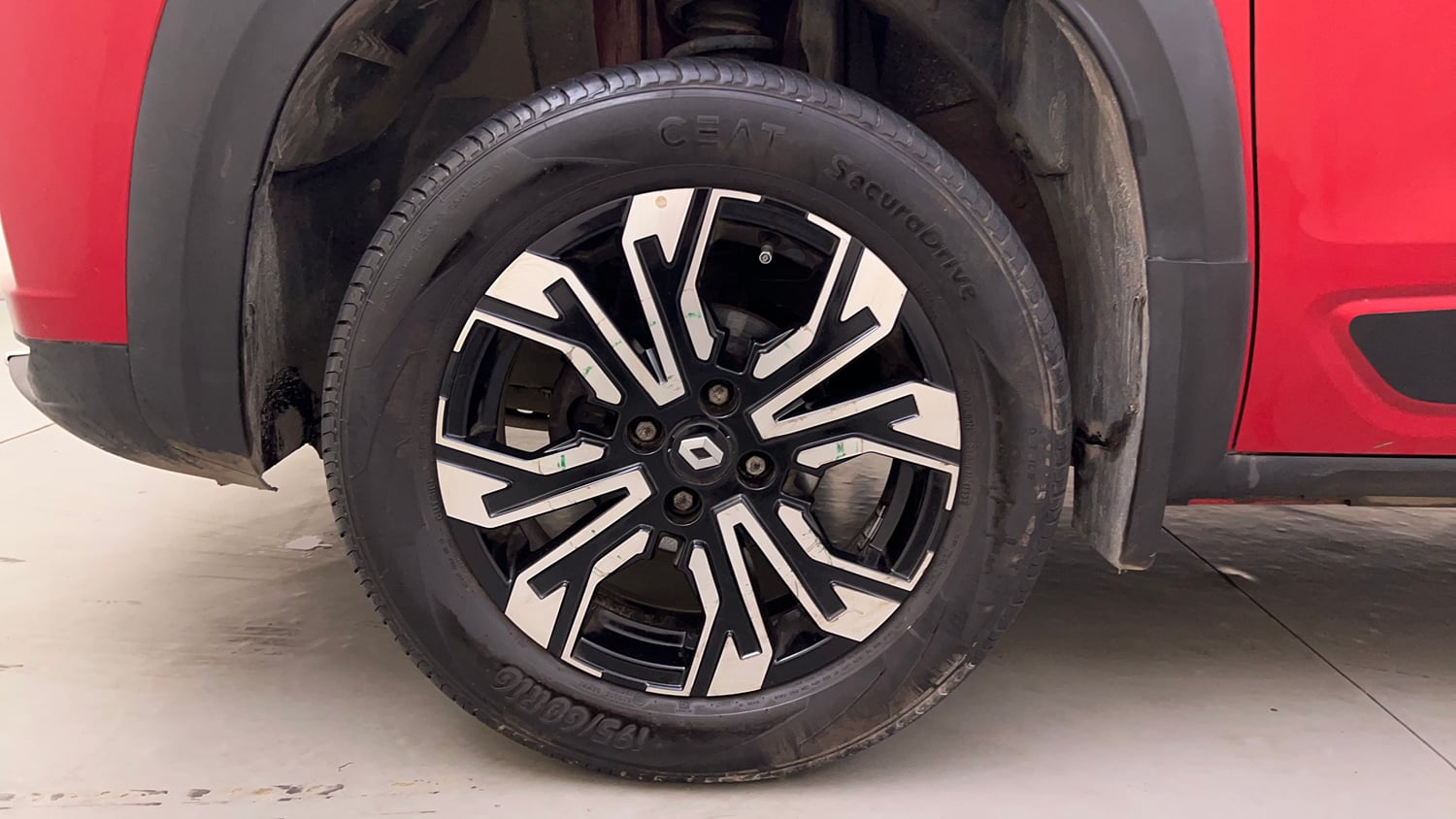 Used 2023 Renault Kiger RXZ AMT Dual Tone Petrol Automatic tyres LEFT FRONT TYRE RIM VIEW